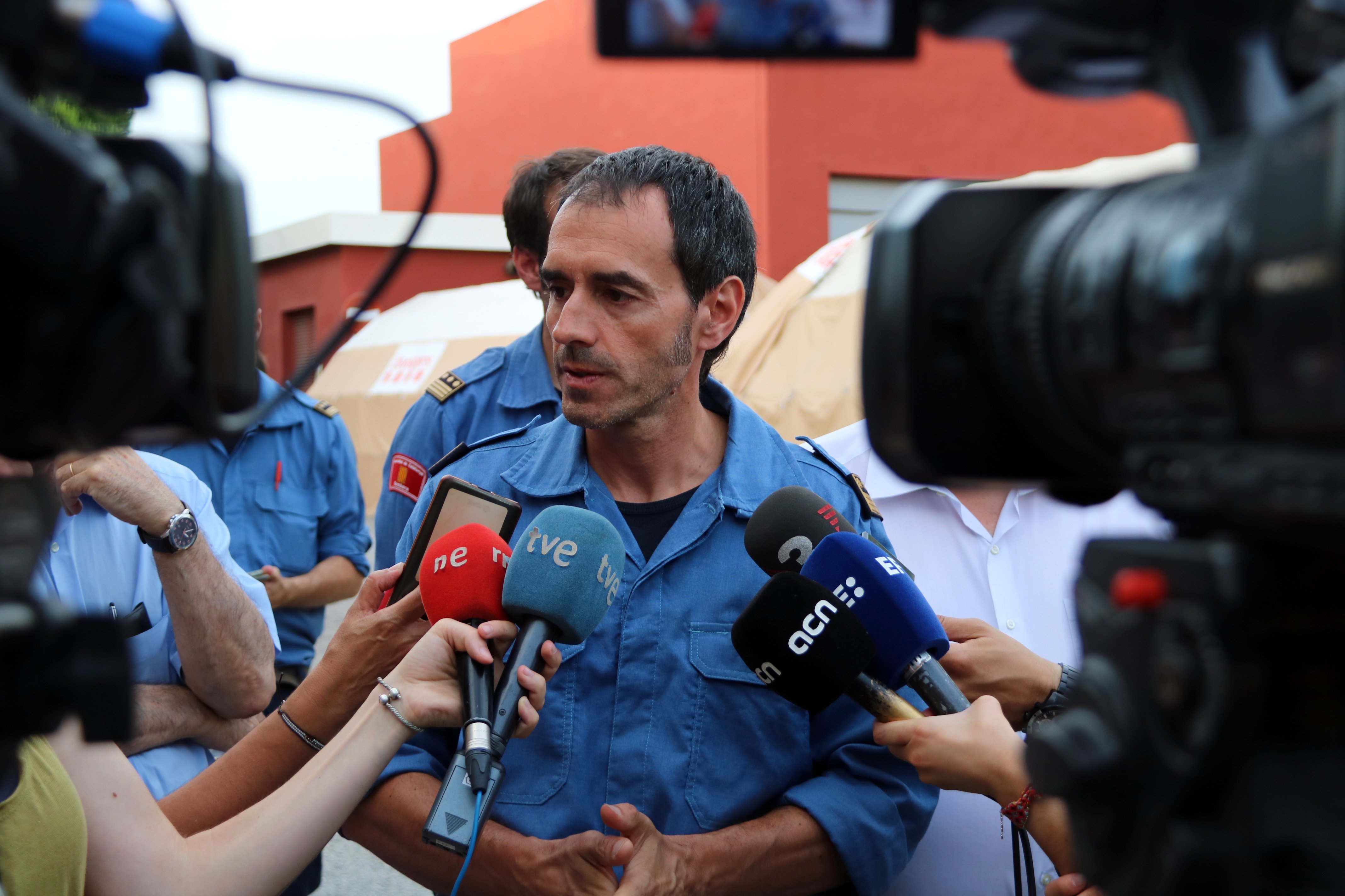 Esforços dels Bombers per evitar que l'incendi d'Artesa de Segre s'escapi