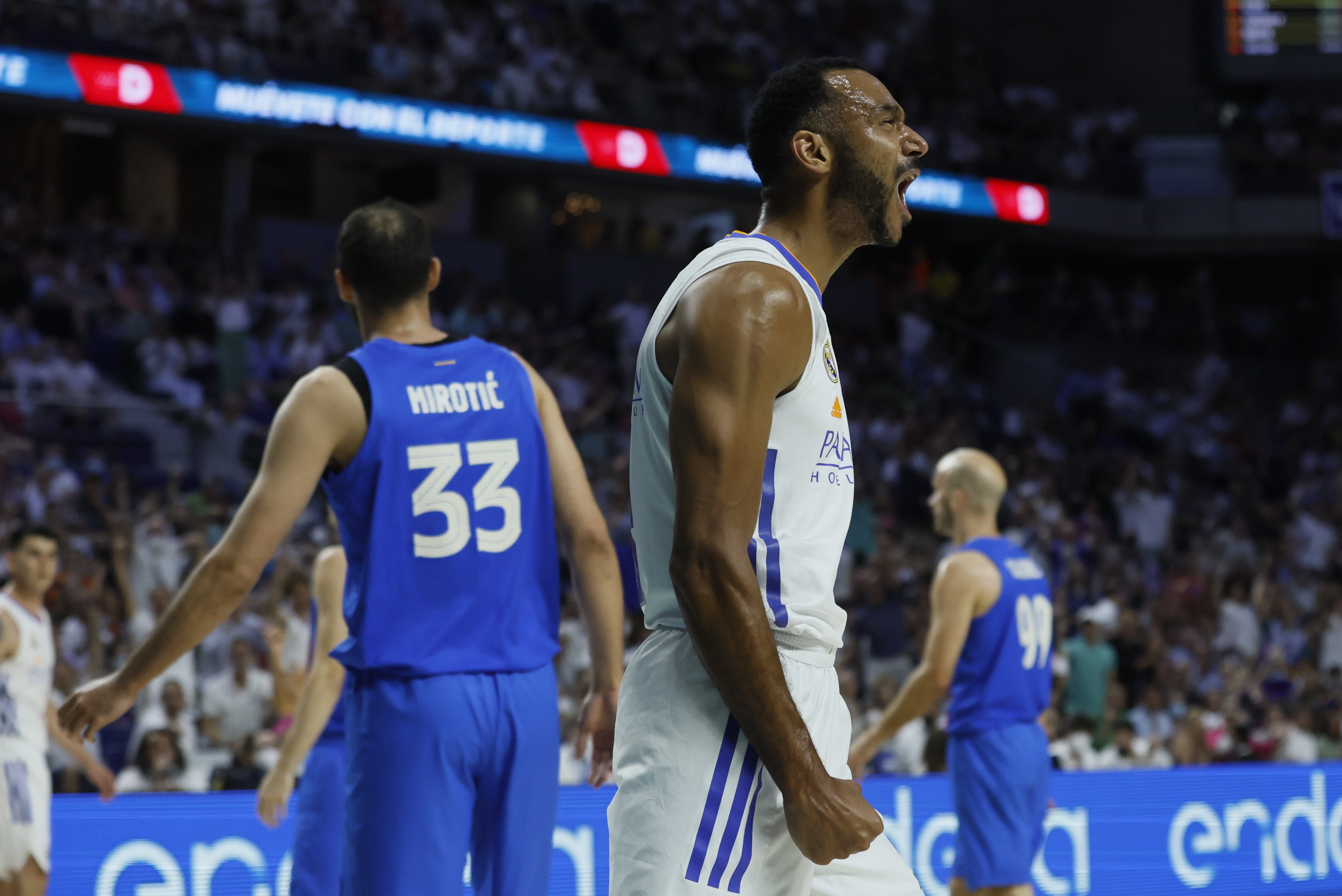 El Reial Madrid escombra un Barça desdibuixat (81-66) i ja està a una victòria de la Lliga Endesa