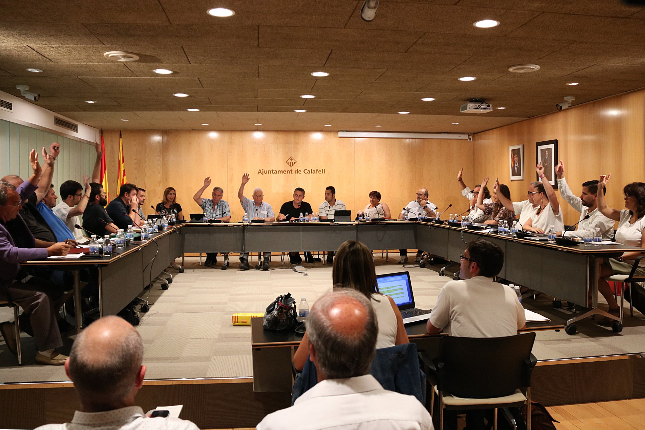 Calafell aprueba ceder espacios para el 1-O con la abstención del PSC