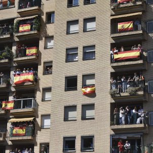 EuropaPress 4482911 espectadores observan balcones banderas espanolas acto central