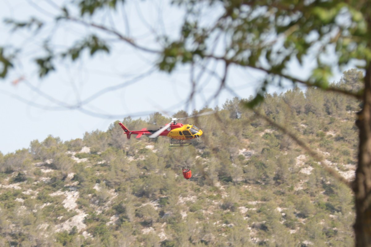 Els Bombers treballen al límit contra la simultaneïtat d'incendis