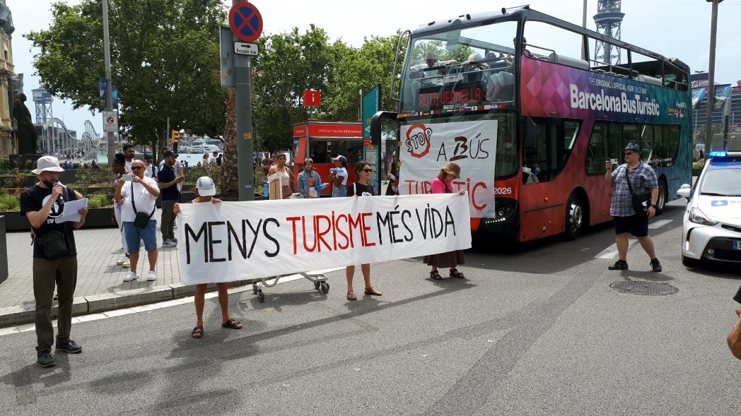 manifestantes protesta bus turístico barcelona - acn