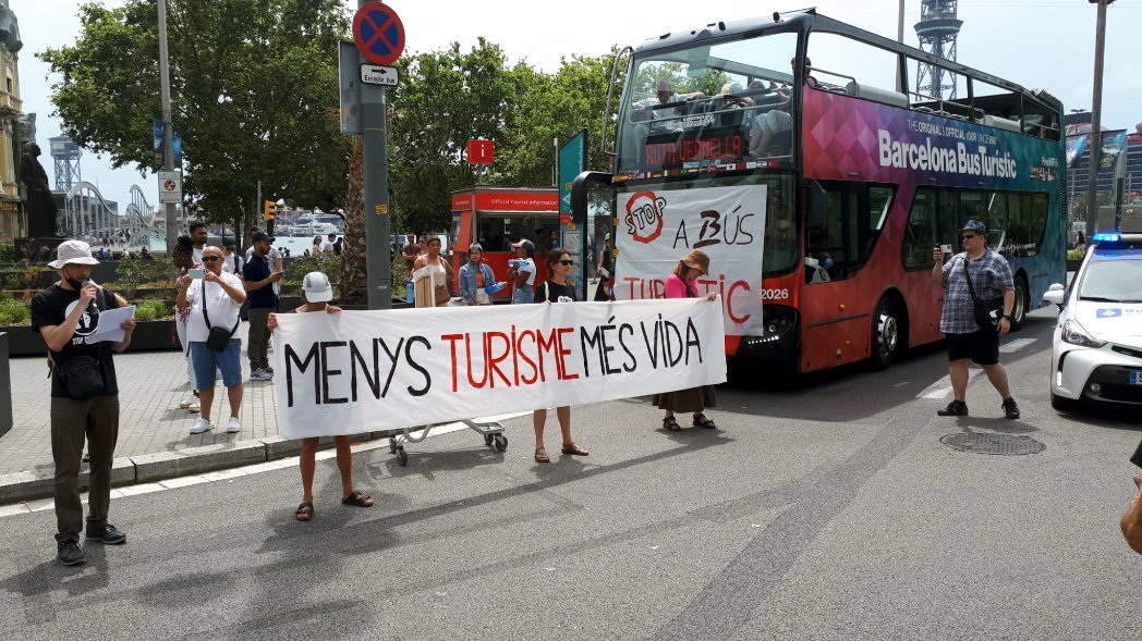 Bloquegen un bus turístic a Colom com a protesta pel retorn del turisme massiu