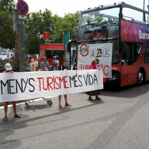 manifestantes protesta bus turístico barcelona - acn