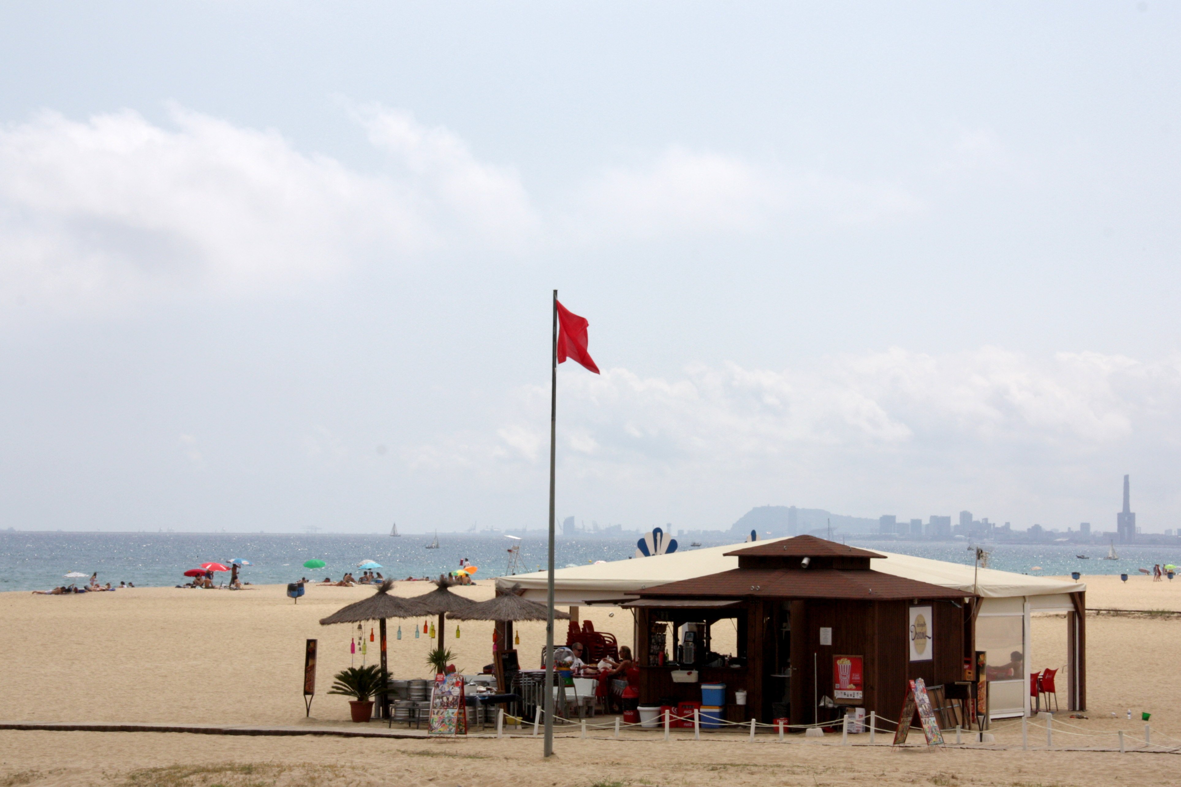 Bandera roja en la playa de Castelldefels por contaminación del agua
