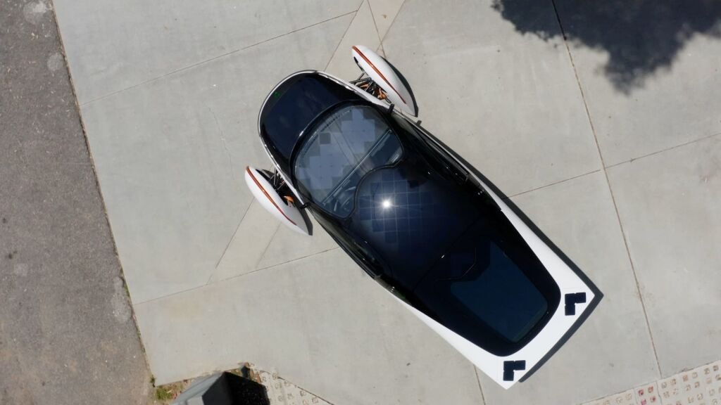 Avanzan el final de los Tesla y compañía porque el coche solar va a cambiarlo todo en países como España