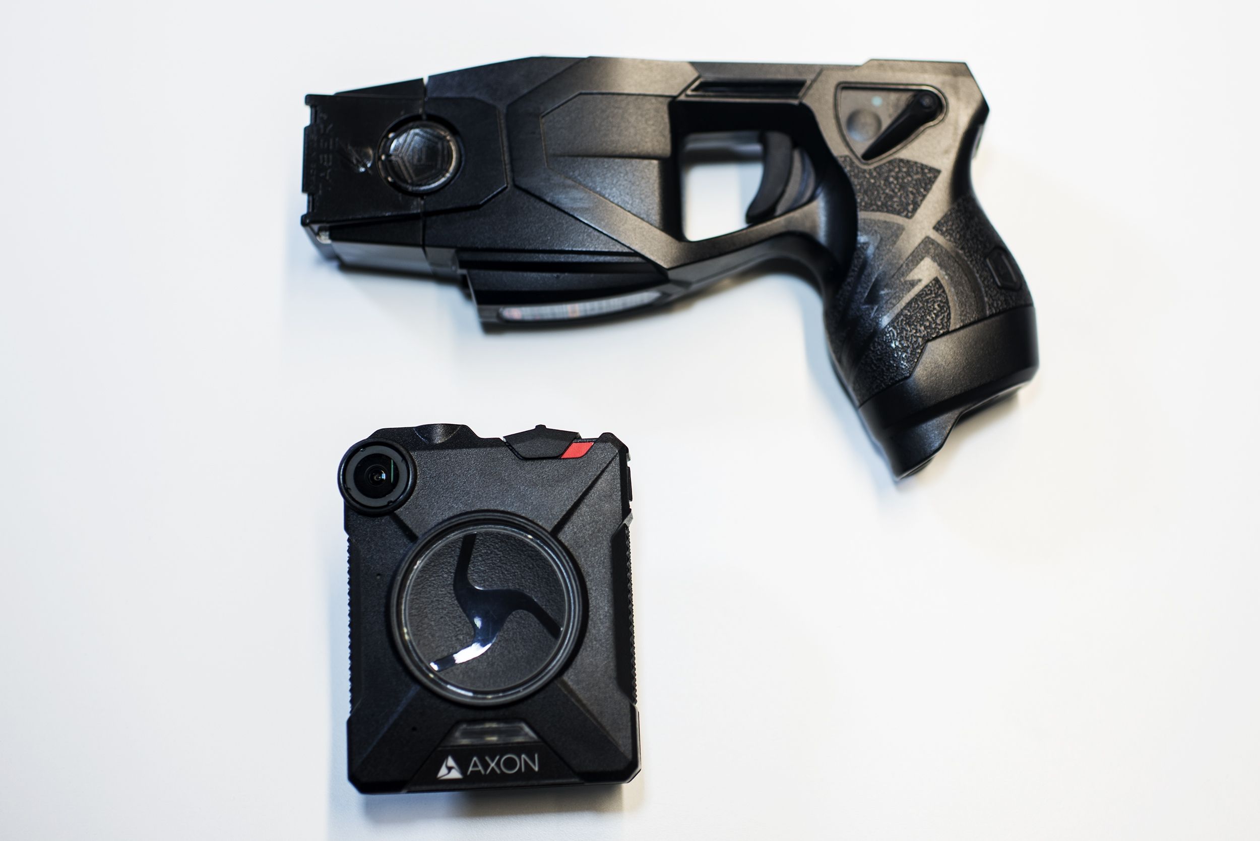 Vídeo: Cómo dispara una Taser