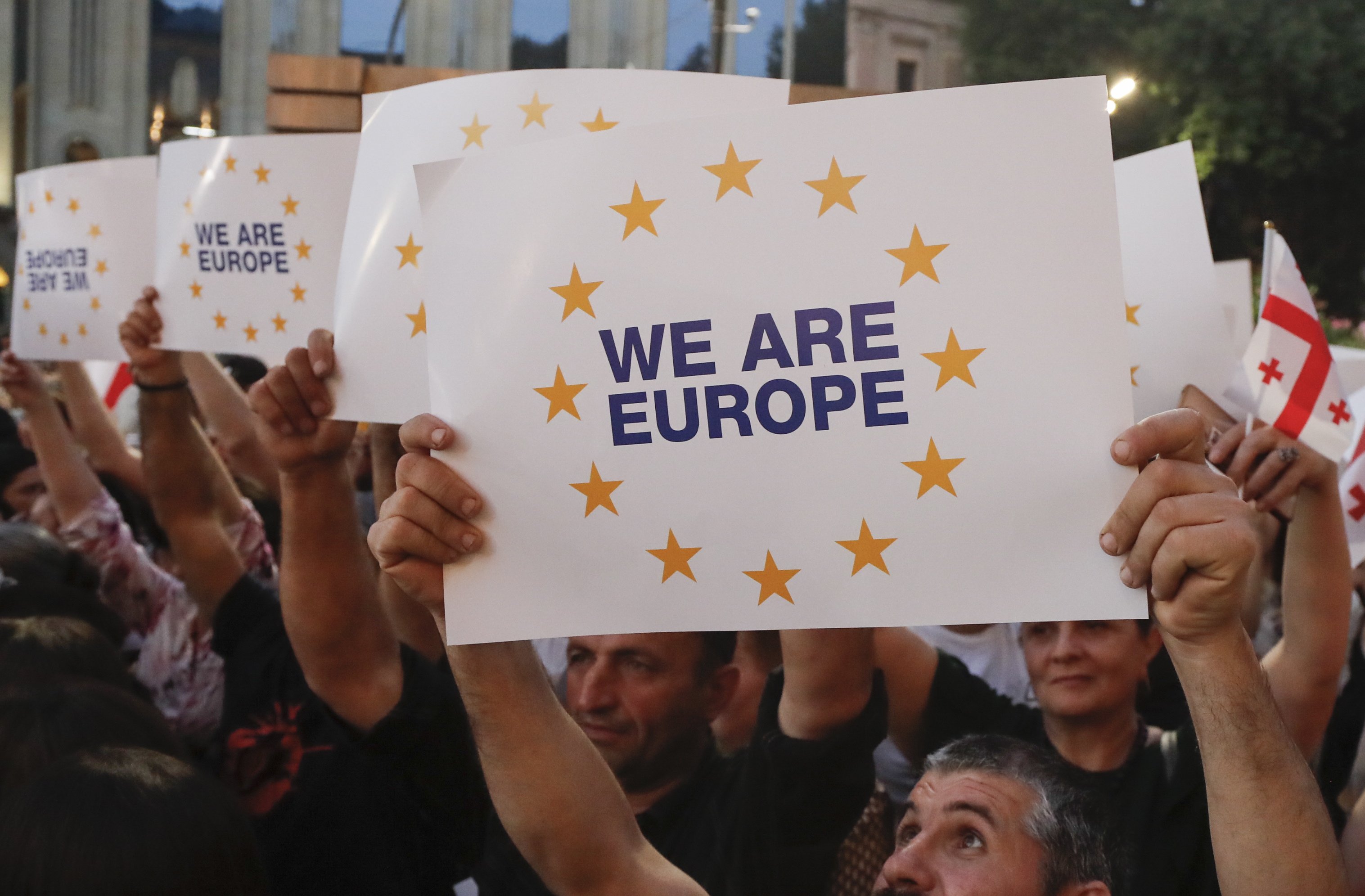 Georgia sale a la calle, después del jarro de agua fría de la UE, y reclama: "Somos Europa"