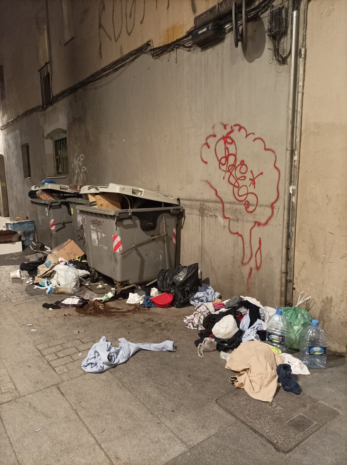 Los contenedores más sucios del Raval hartan a los vecinos de la calle Riereta