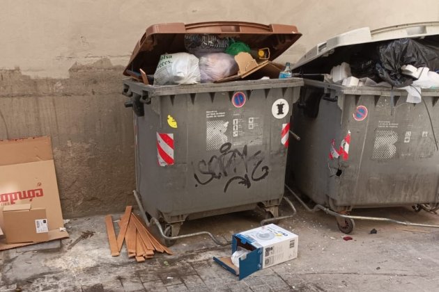 contenedores basura calle sant bartomeu riereta raval foto ramon sole