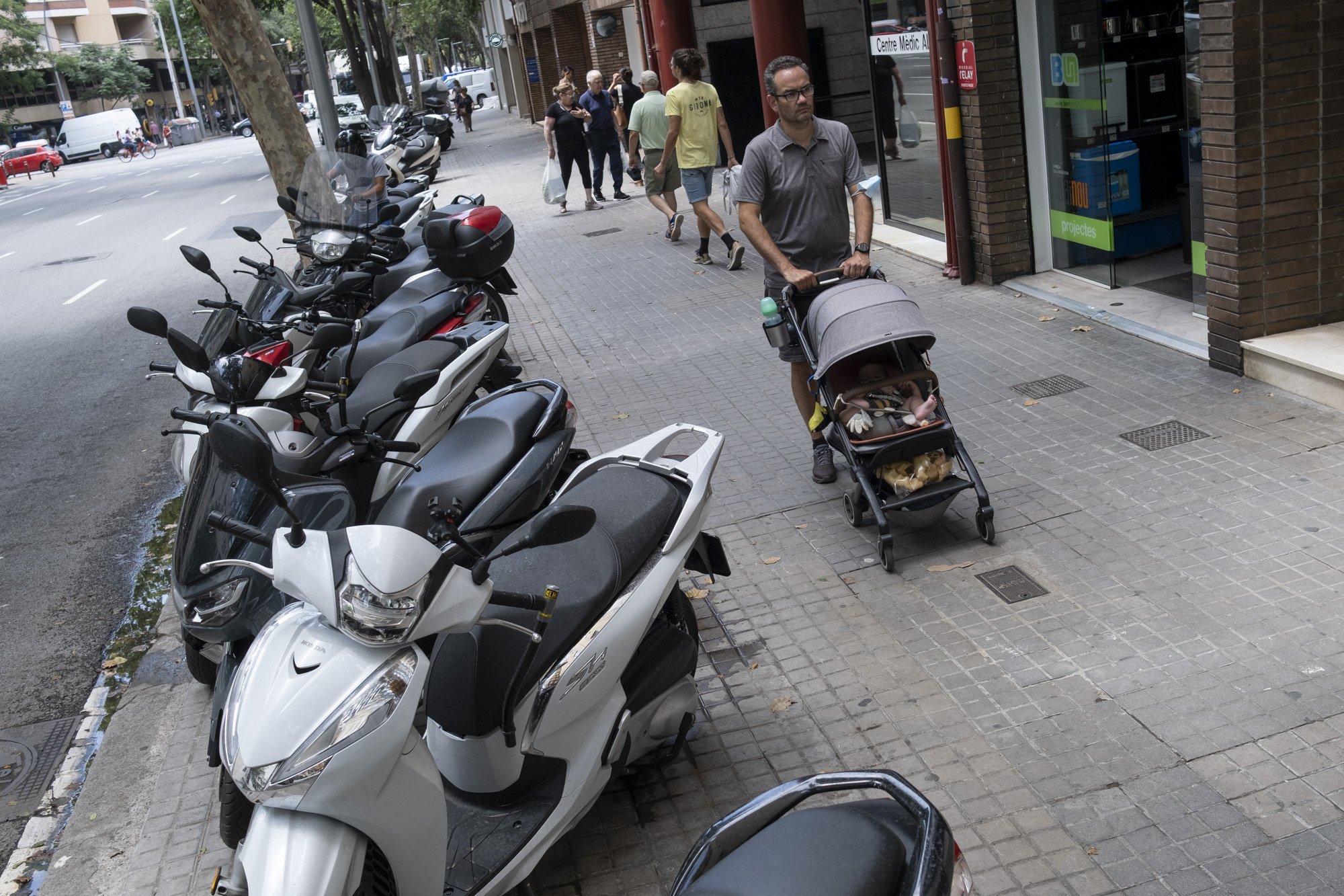 Un centenar d’entitats reclamen expulsar les motos de les voreres de Barcelona
