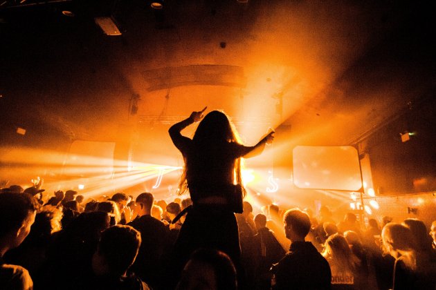 disco, alcohol, bebida joven baila / Foto: Unsplash disco, alcohol, bebida joven baila / Foto: Unsplash