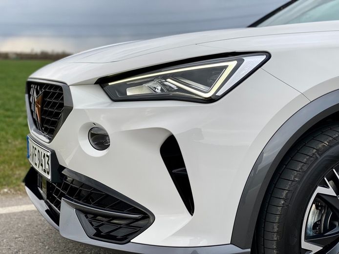 Cupra Formentor estrena nuevos faros premium