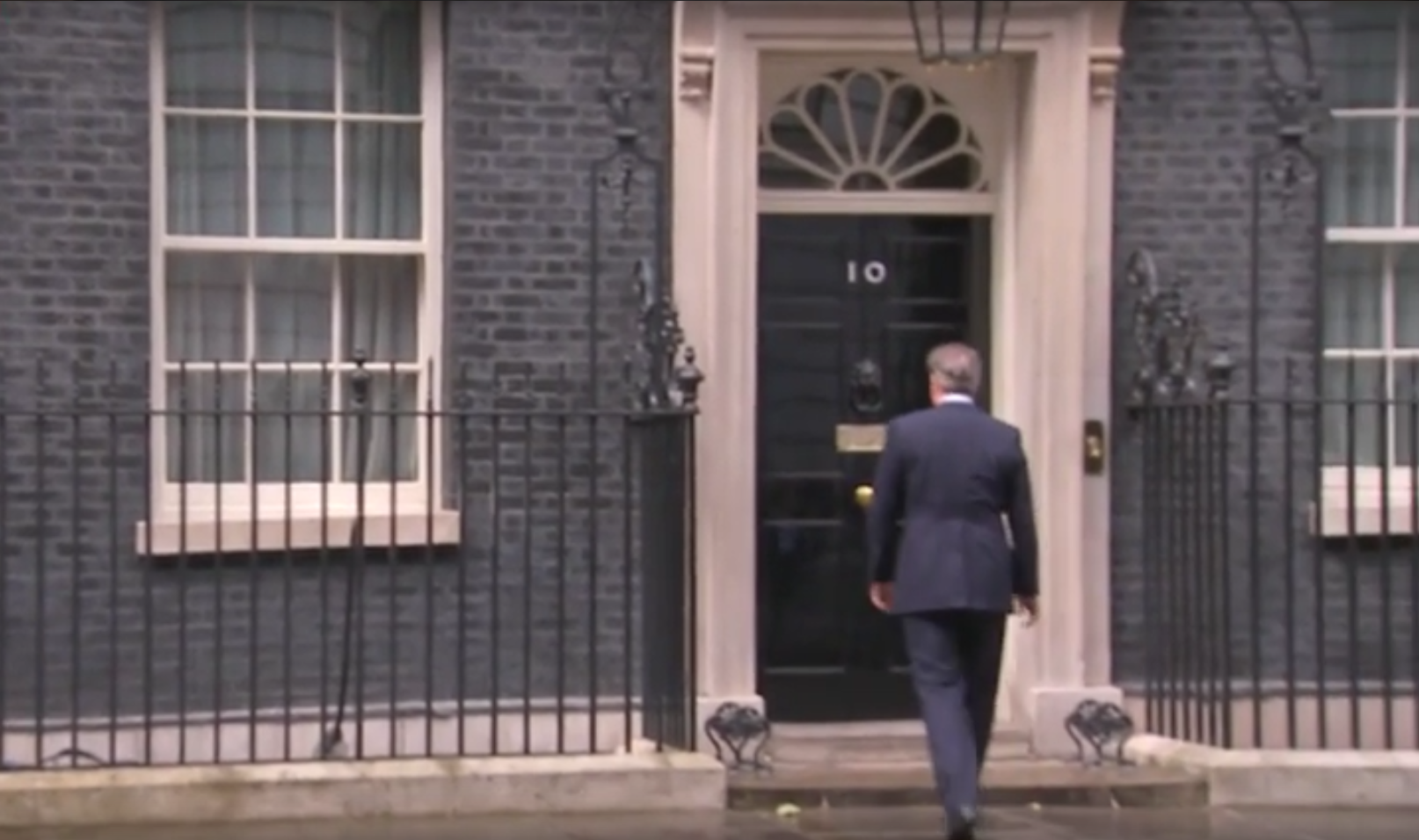 Cameron tararea después de anunciar que el miércoles dimite