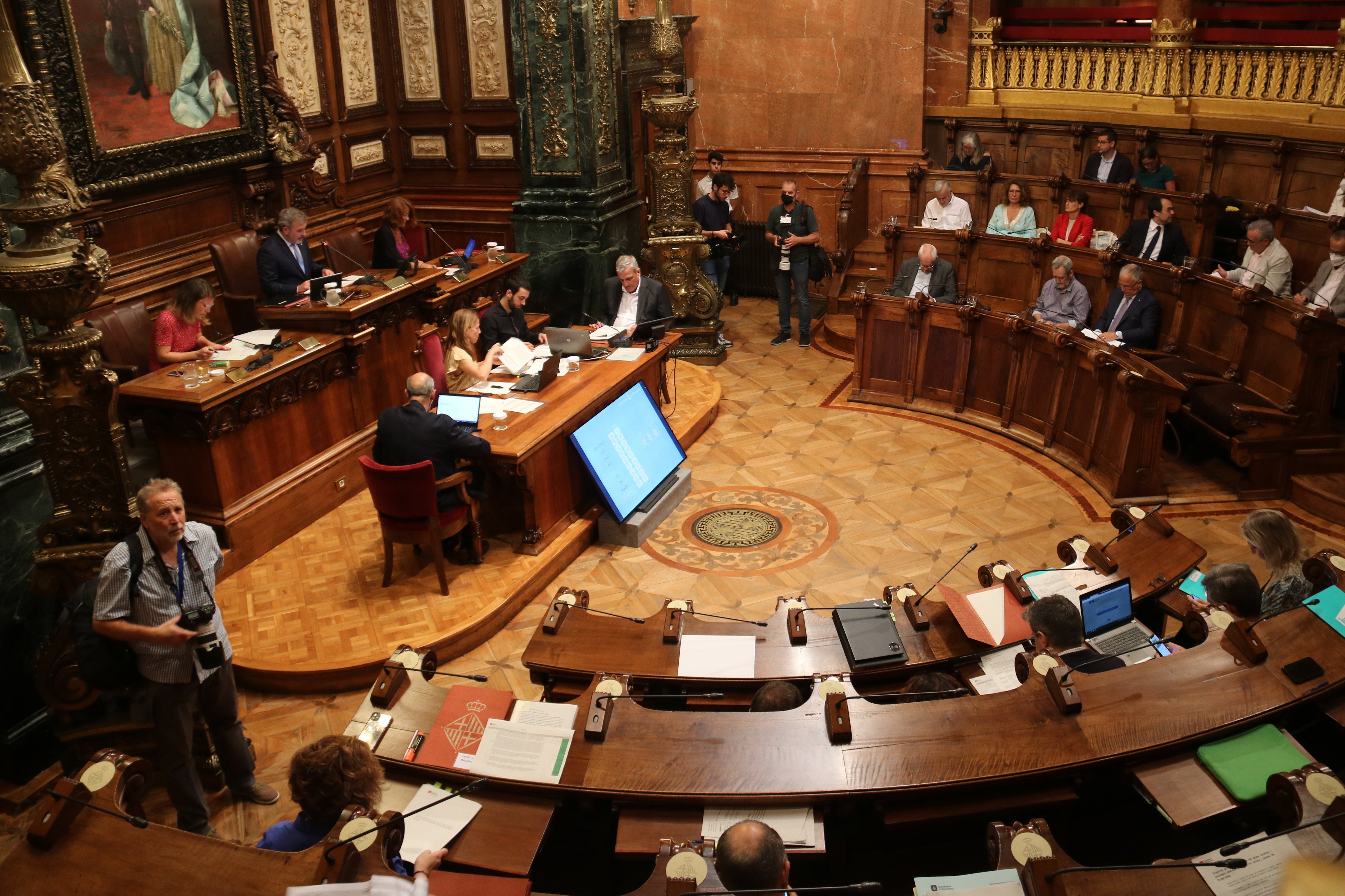 Junts y ERC fuerzan a Colau a denunciar la falta de inversiones estatales en Barcelona