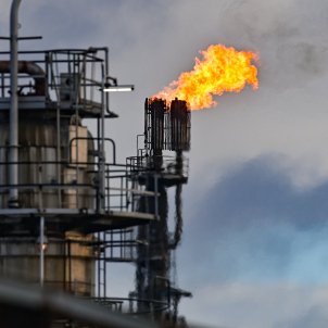 EuropaPress 4294555 filed 25 february 2022 brandenburg schwedt surplus gas is burnt off in the