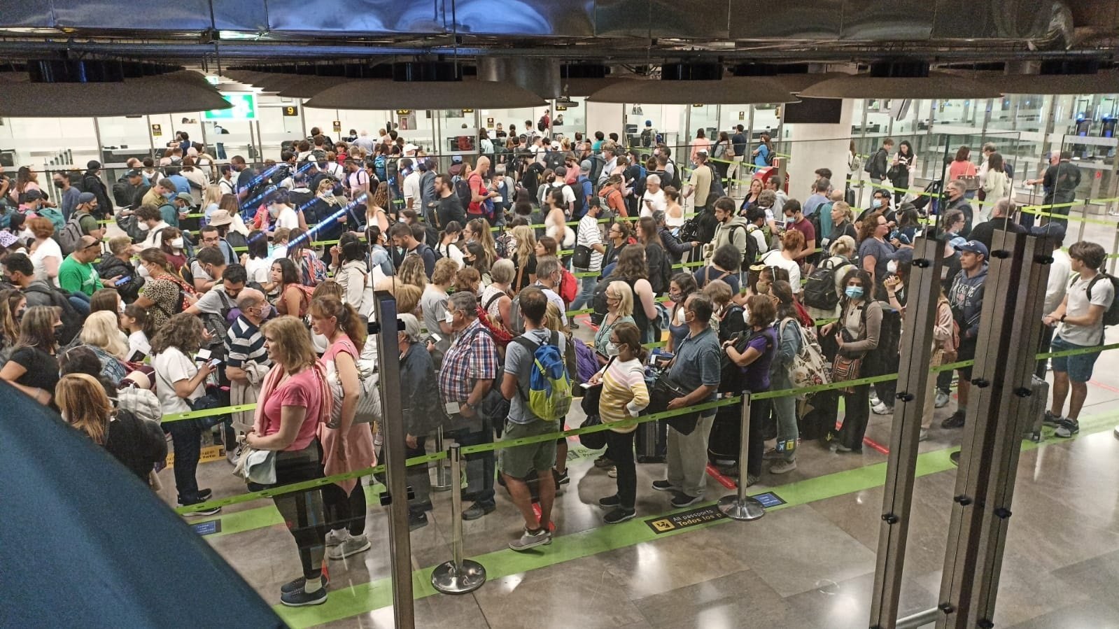 EuropaPress 4505045 colas control pasaportes aeropuerto barajas