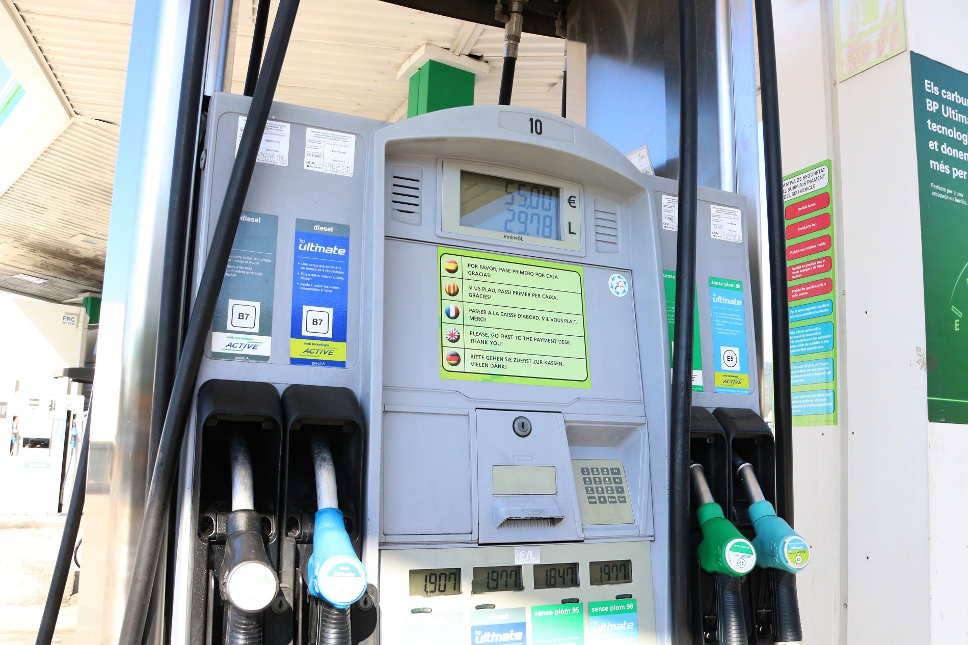Nou rècord històric del preu de la gasolina i el dièsel: es manté per sobre dels 2 euros