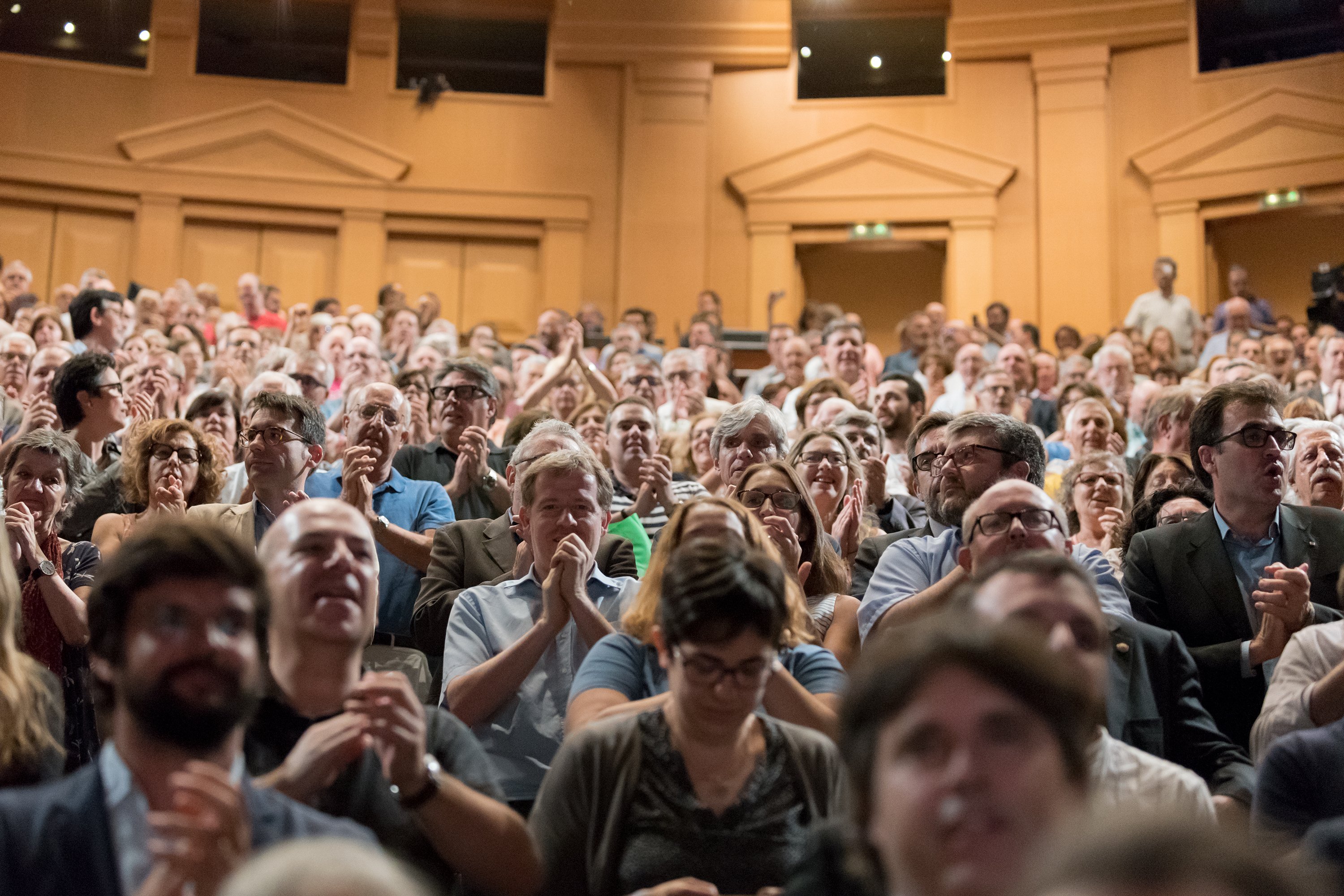 VÍDEO: Puigdemont, recibido con gritos de "president, president" en el acto del TNC