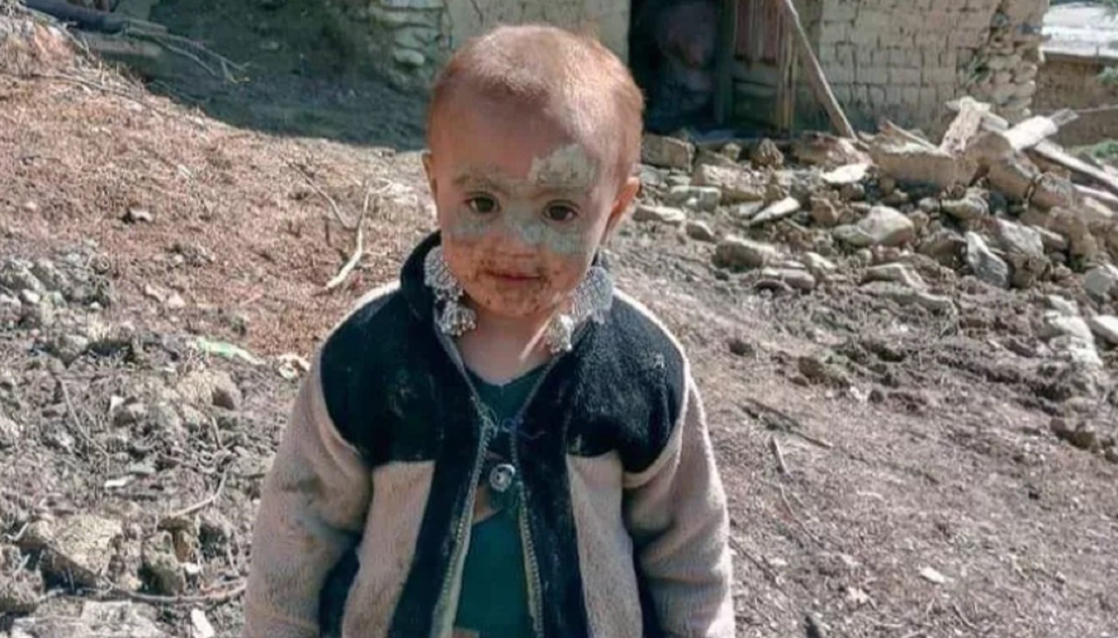 Un niño de 3 años busca a su familia después del terremoto en Afganistán