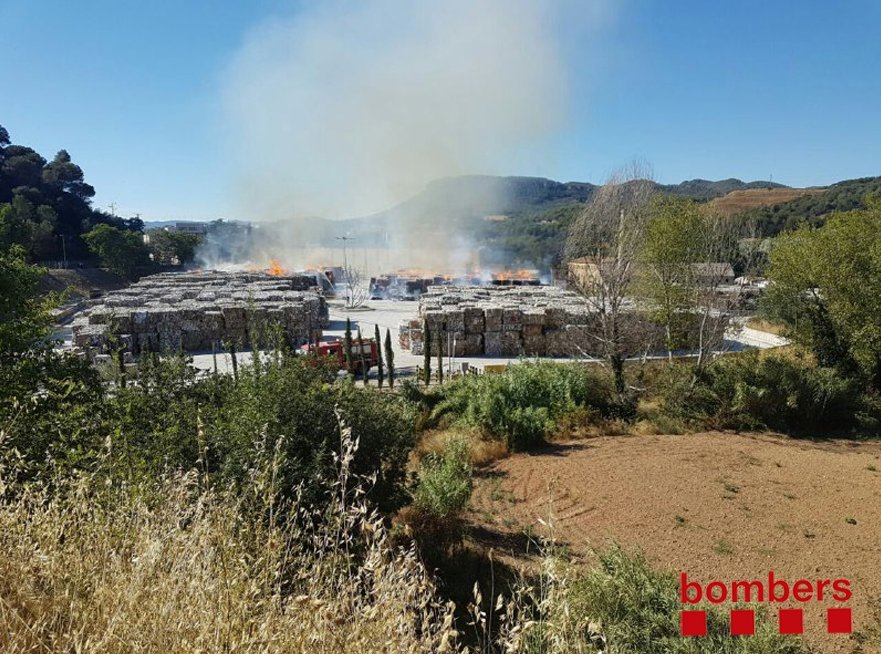 Els bombers continuen treballant en l'incendi de la Pobla de Claramunt