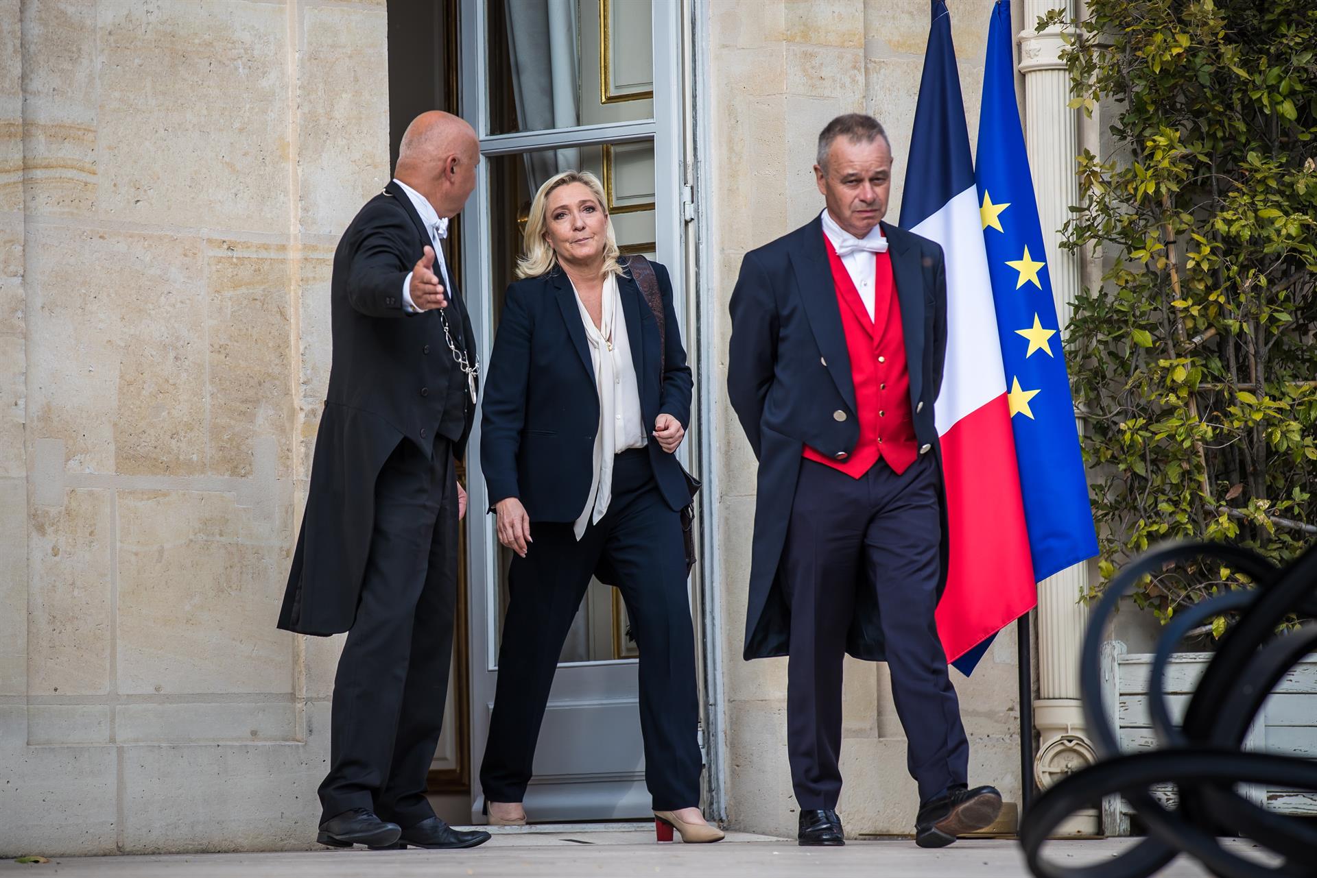 'Die Welt': Macron quiere pactar políticas con Le Pen y peligra el cinturón sanitario