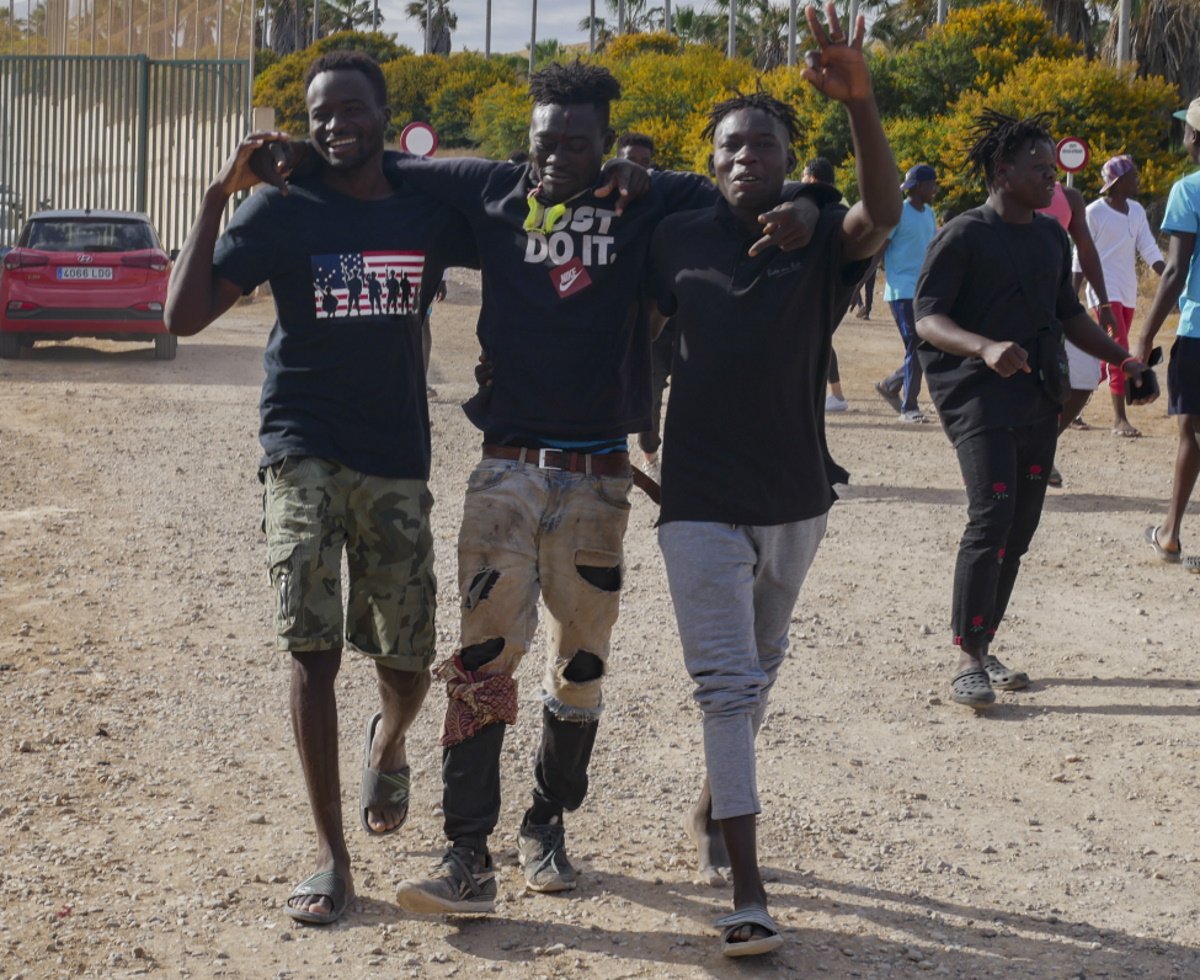 Desenes de migrants entren a Melilla després de trencar la porta de pas fronterer