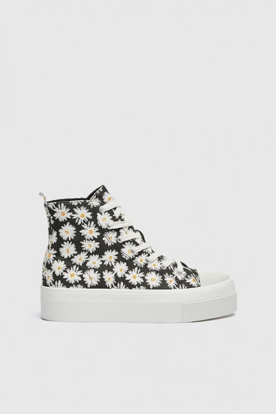 Chirrido por supuesto Flexible La oportunidad ahora en Pull&Bear son las zapatillas de margaritas que  recuerdan a las Converse A...