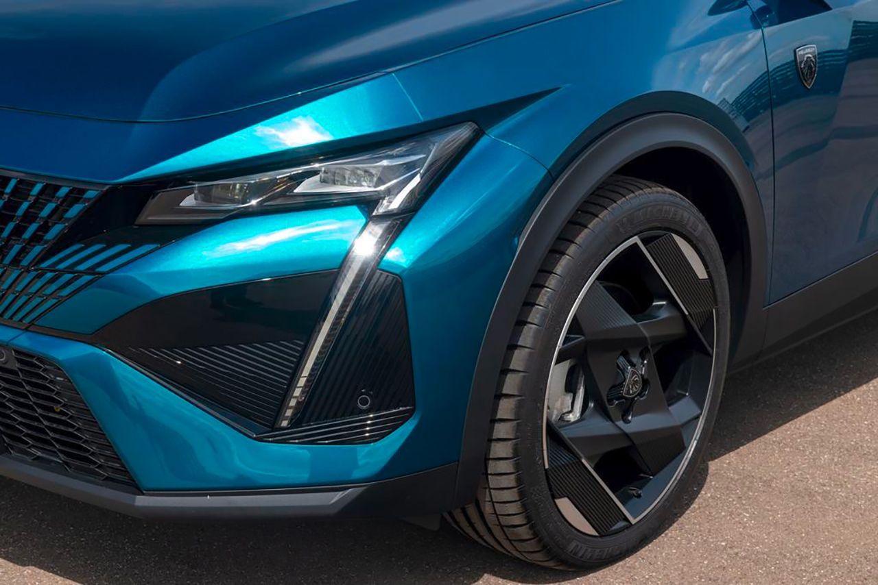 Igual de espectacular que un Mercedes, pero mucho más barato. Acaba de llegar a España