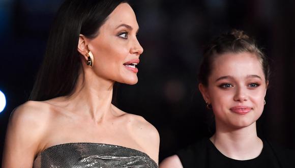 Angelina Jolie al costat de|juntament amb la seva filla Shiloh