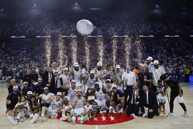 13 Jugadoras Real Madrid celebran título Liga Endesa vencer Barça WiZink Center / Foto: Sergio Pérez/Efe