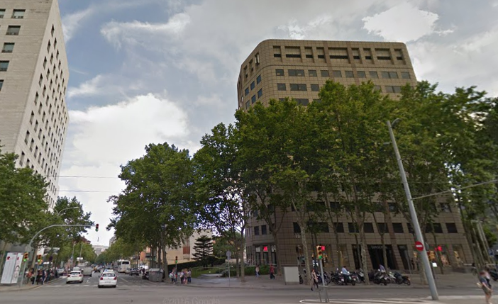 Mata un motorista en saltar-se un semàfor