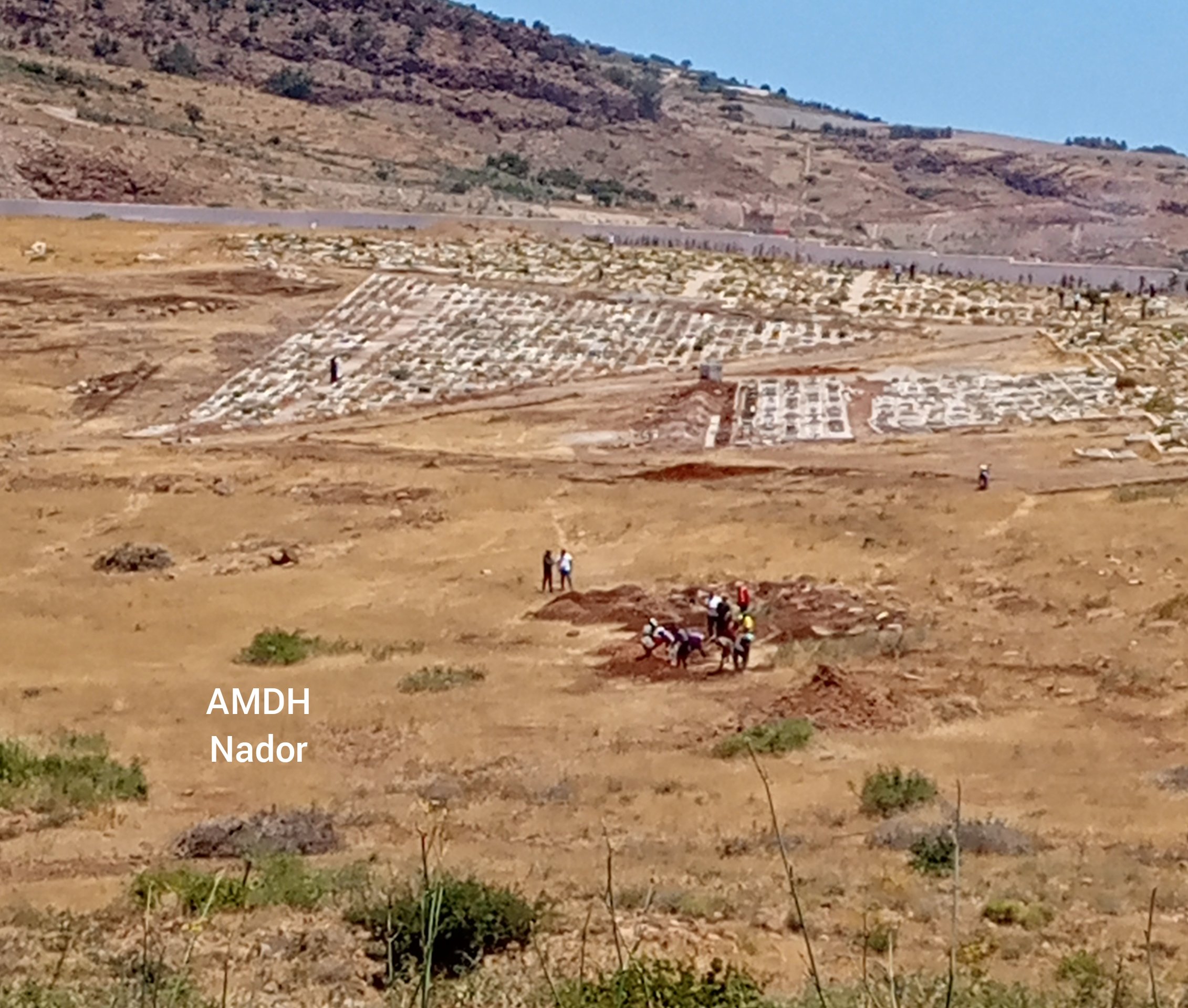 Denuncian que Marruecos está excavando fosas para enterrar a los migrantes muertos
