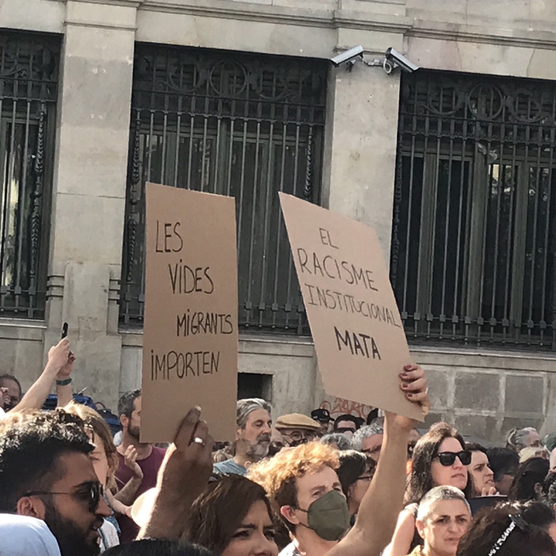 Unas 500 personas se manifiestan en Barcelona contra la masacre en Melilla