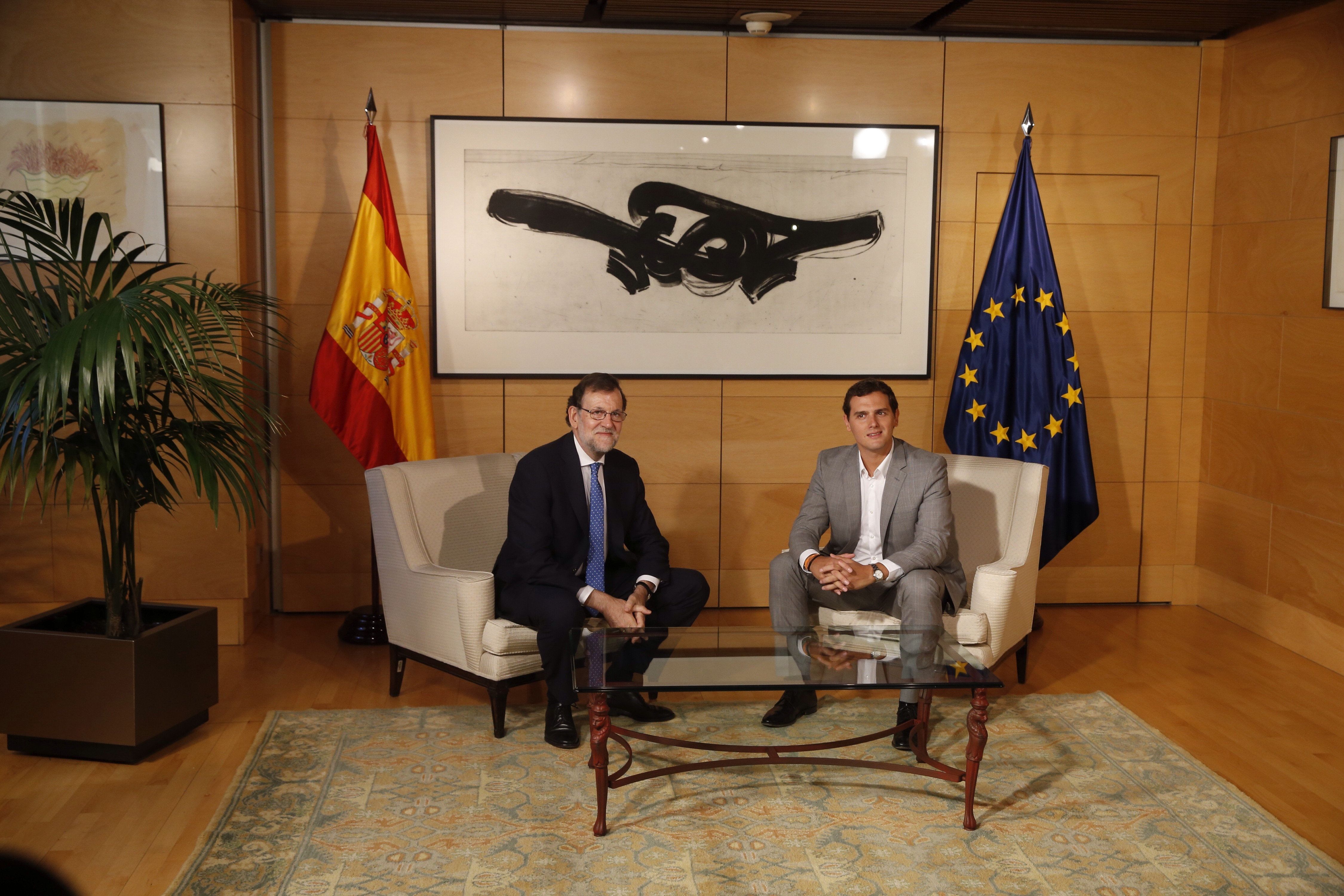 Rivera estudia la abstención para un gobierno en minoría de Rajoy
