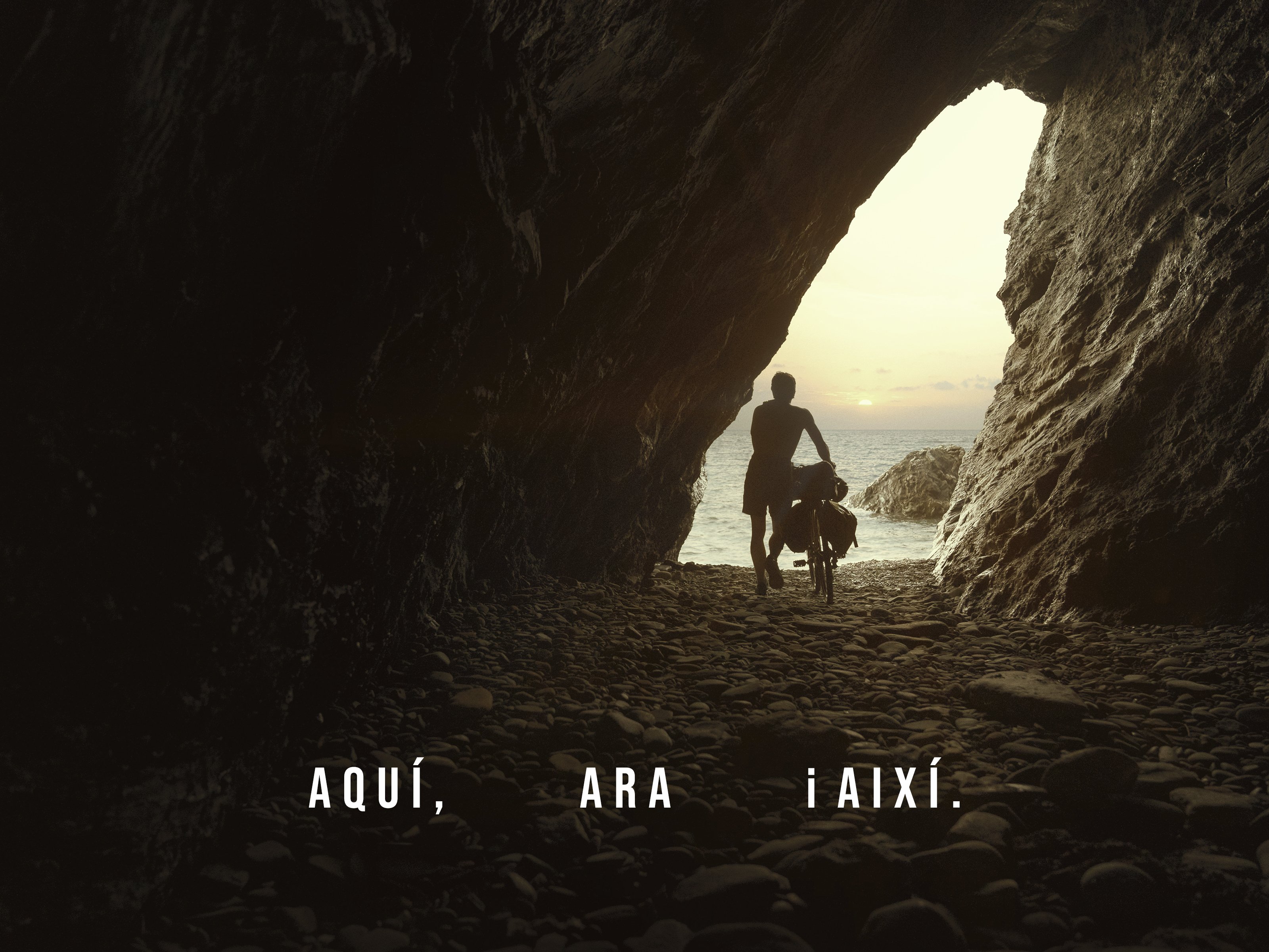 Estrella Damm sorprende con la nueva campaña de este verano: Aquí, ahora y así