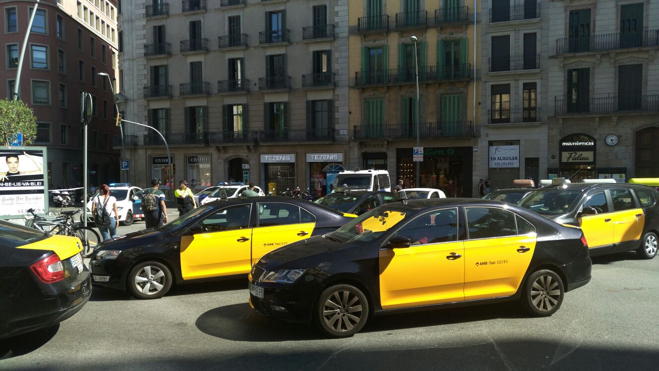 Es reobre el carrer Pelai, després del tall dels accessos per un artefacte sospitós