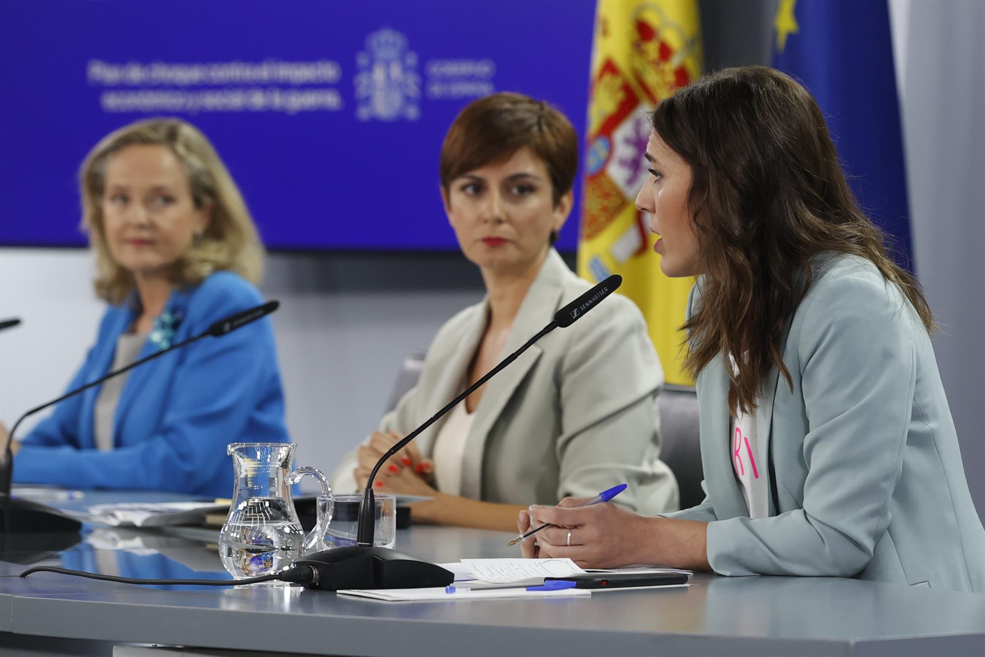 La portaveu del govern espanyol no deixa respondre Irene Montero quan li pregunten per Melilla