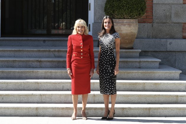 Letizia con Jill Biden escalinata Zarzuela EFE