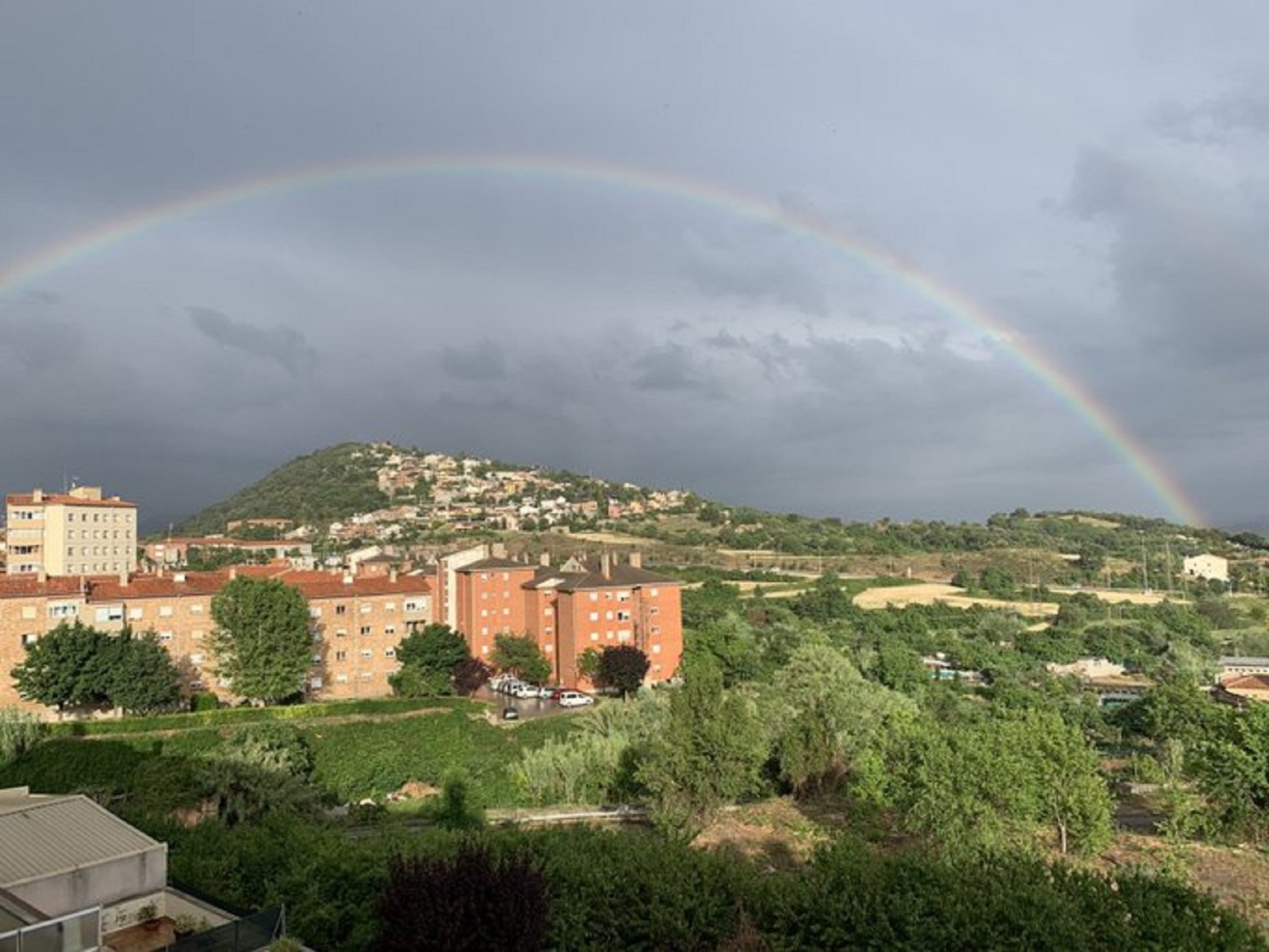 Arco Iris en Berga / Foto: @aaronet11 Twitter Arco Iris en Berga / Foto: @aaronet11 Twitter