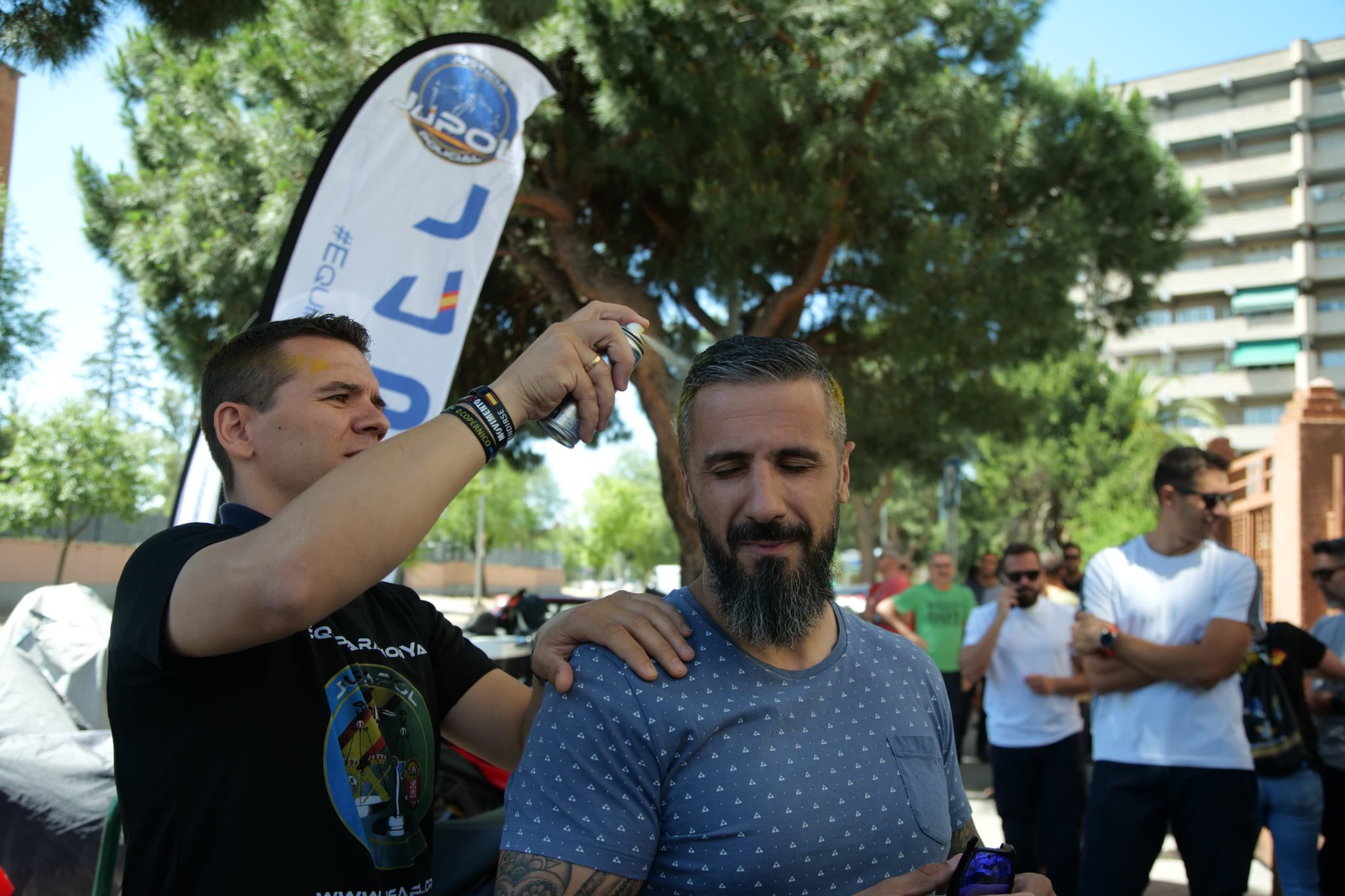 Protesta de policías en Madrid: se pintan de amarillo porque Sánchez los llamó "piolines"