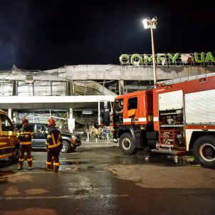 Centre comercial atac Russia Kremenchuk Ucraïna bombers foc serveis emergencia / Foto: Efe