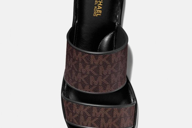 Sandàlies planes de dona amb doble tira estampada amb logotip Michael Kors3 Sandàlies planes de dona amb doble tira estampada amb logotip Michael Kors3
