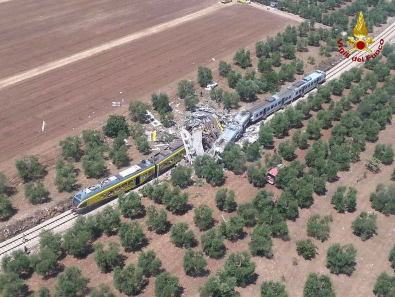 Al menos veinte muertos y decenas de heridos en un choque de trenes en el sur de Italia