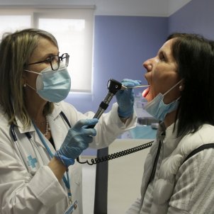 Covid 19. Una doctora del CAP Maresme de Mataró examina una pacient   Jordi Pujolar. ACN