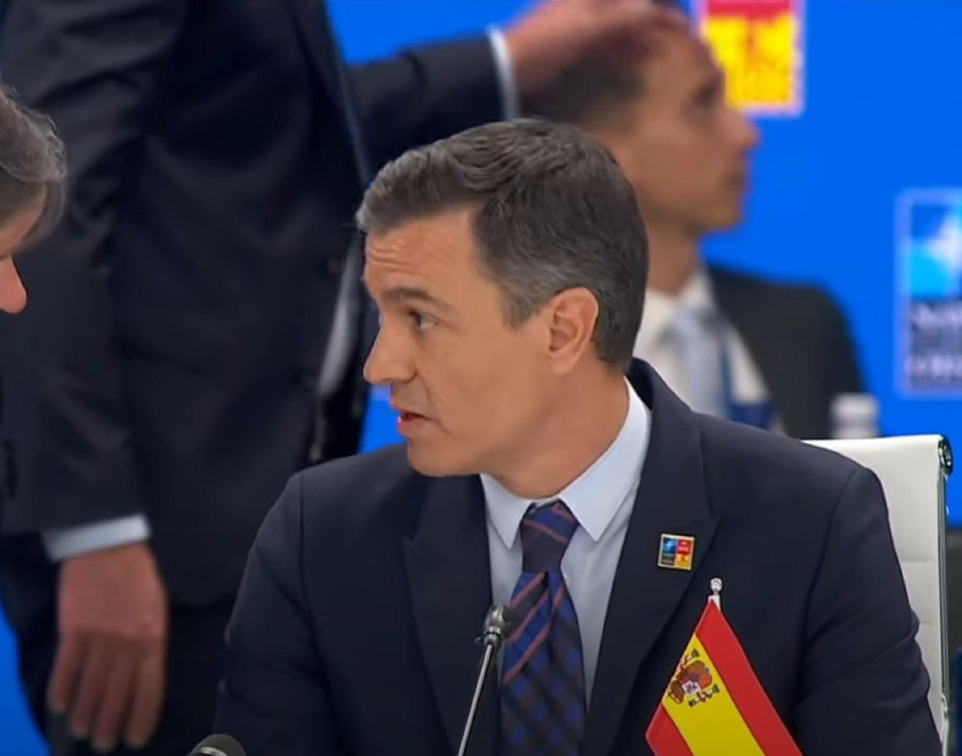 pedro sanchez cumbre otan madrid 2022 efe bandera revés pedro sanchez cumbre otan madrid 2022 efe bandera revés