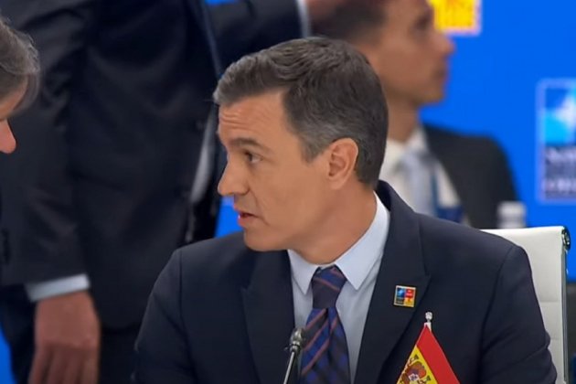 pedro sanchez cumbre otan madrid 2022 efe bandera revés pedro sanchez cumbre otan madrid 2022 efe bandera revés