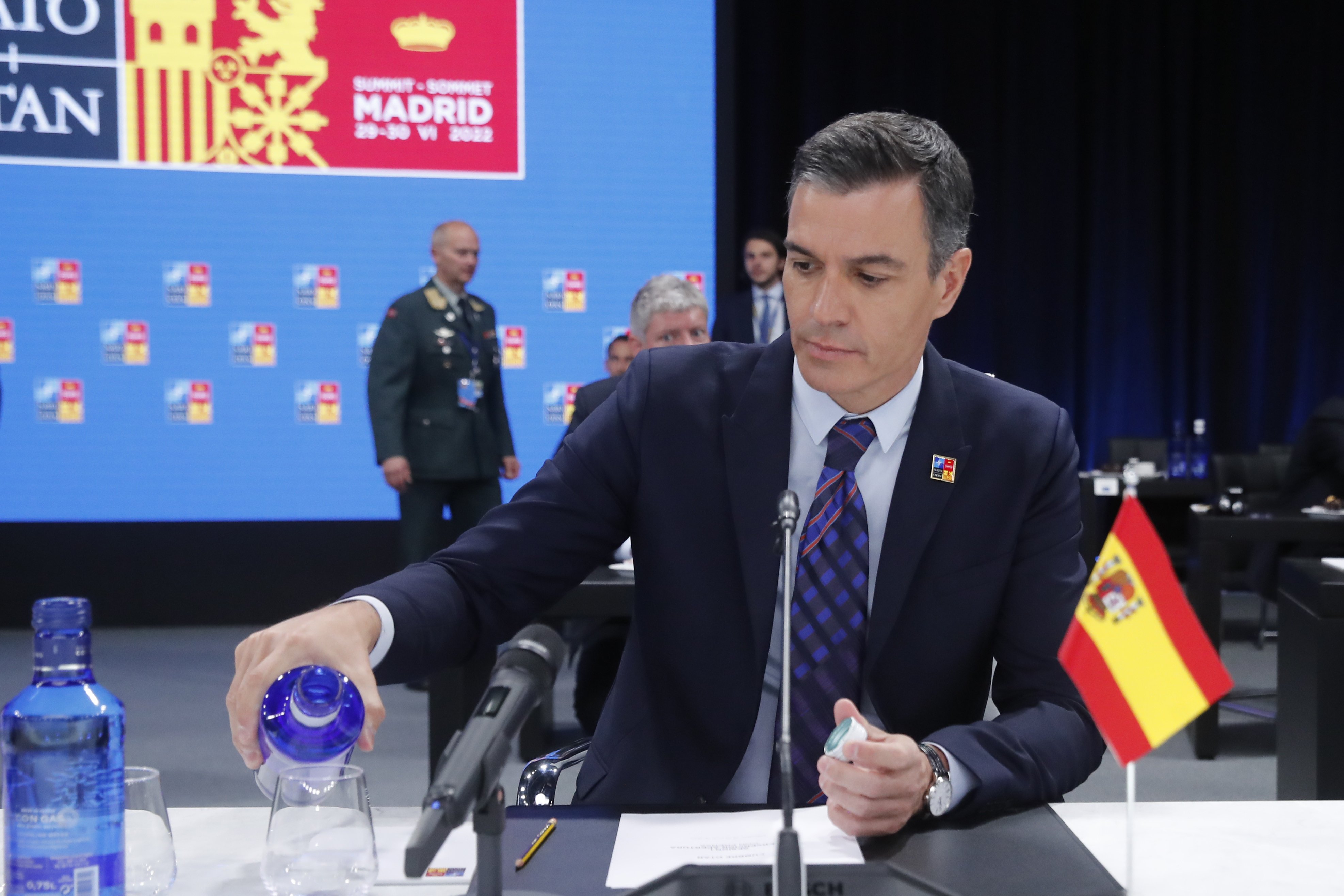 Pedro Sánchez inaugura la cumbre de la OTAN con la bandera de España al revés