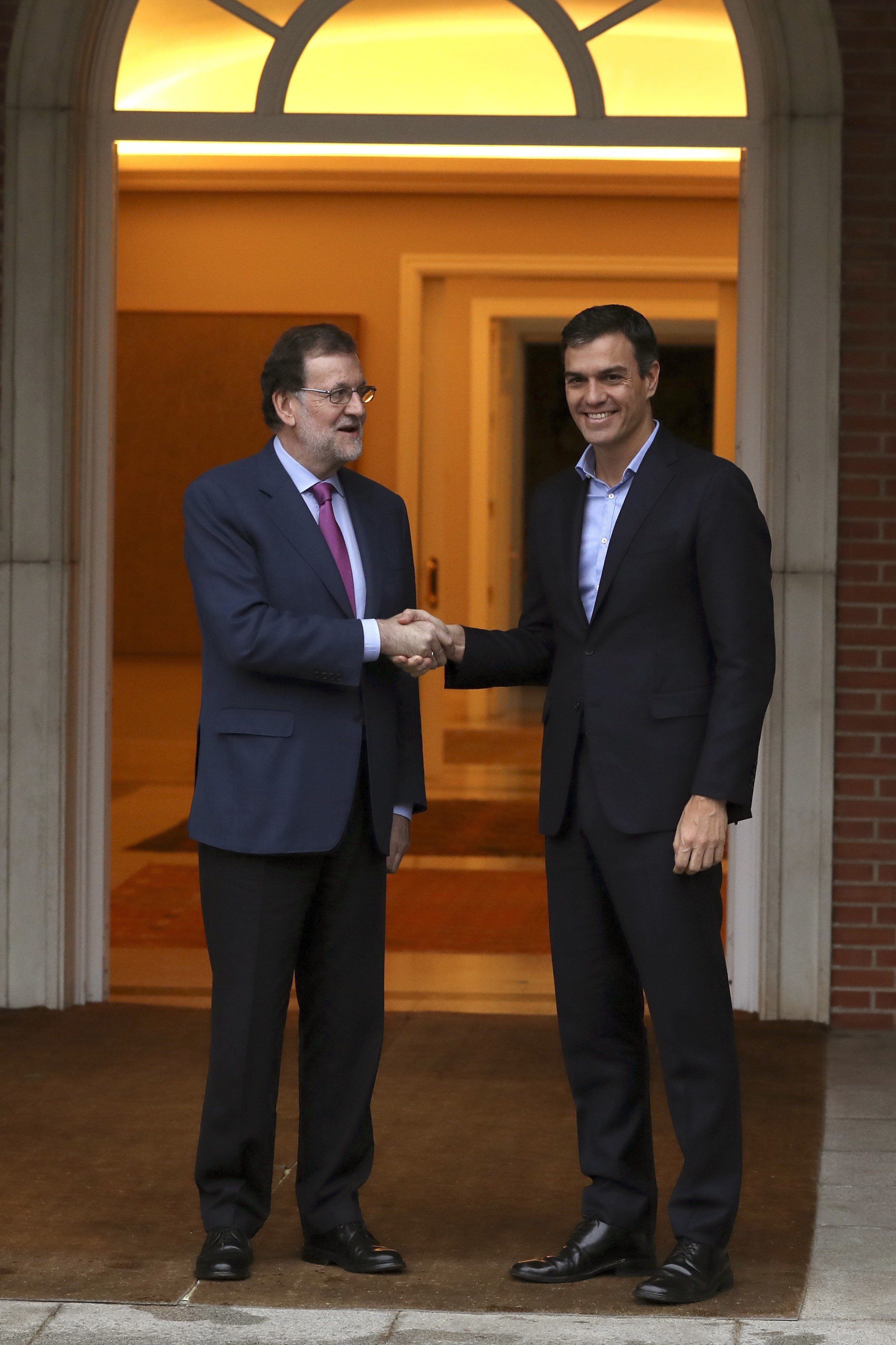 El PSOE se acerca al Gobierno y ahora no se opone al 155