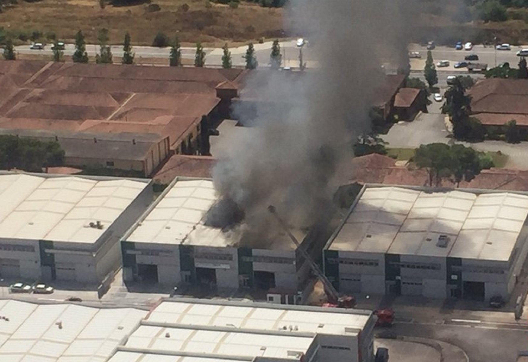 Dos ferits en l'incendi d'una nau industrial a Cervelló